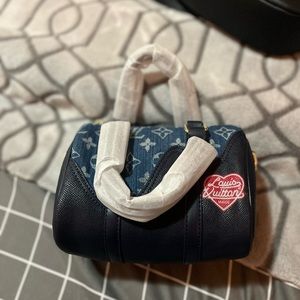 Dupe mini purse comes with straps inside to make it into a crossbody